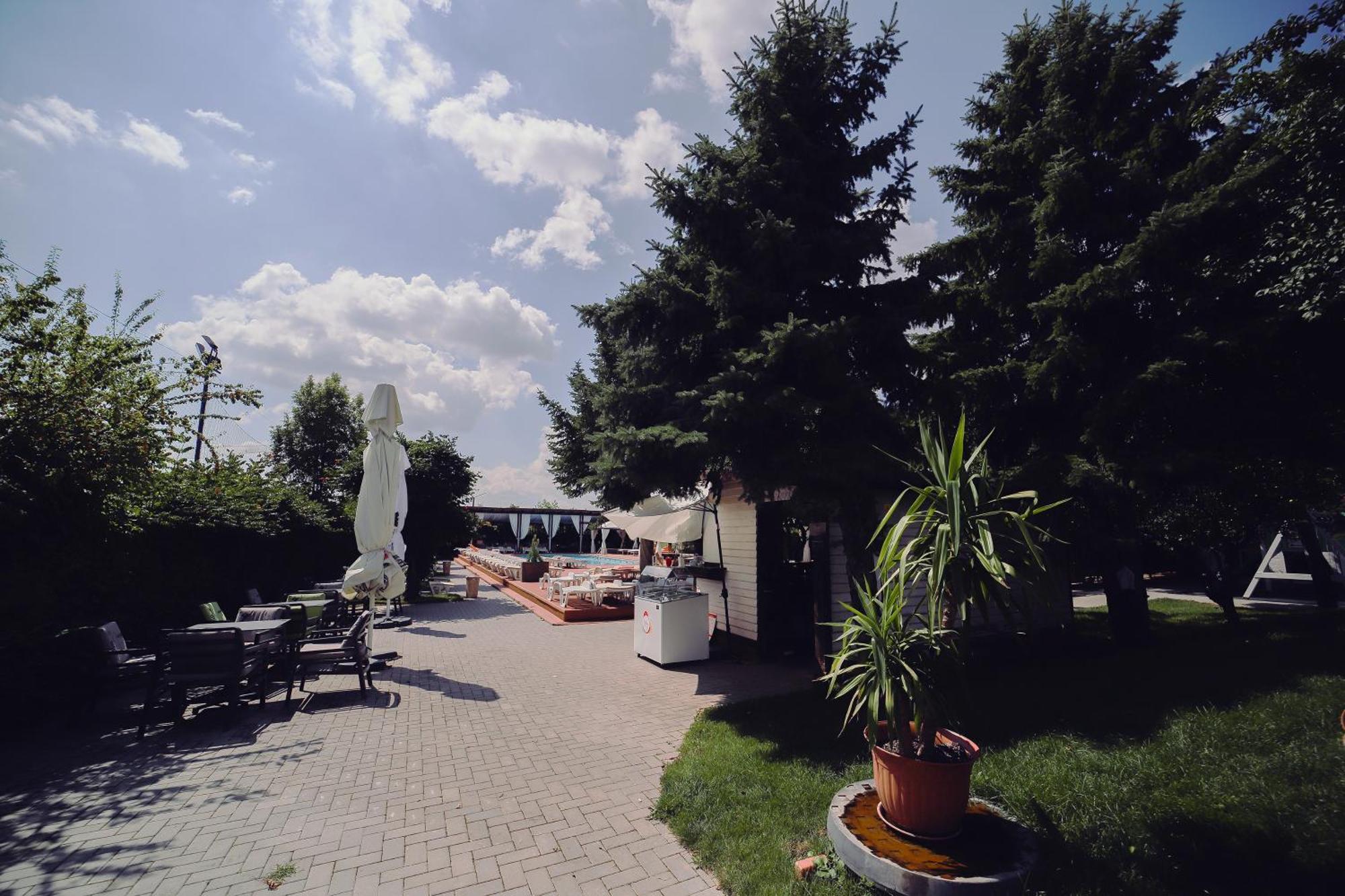 C&C Karo Resort Bacău エクステリア 写真